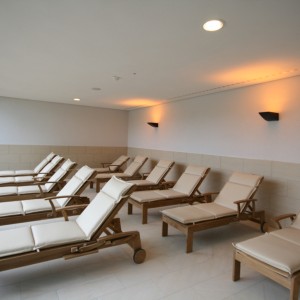 bid19 spa шезлонги мебель для комнаты релаксации современный светлый строительный комплекс wellness bergland термальные ванны bad endbach огонь ледяная сауна группа bid19 spa шезлонги мебель для комнаты релаксации современный светлый строительный комплекс wellness bergland термальные ванны bad endbach огонь ледяная сауна группа