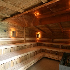 image sauna éclairage vieux bois rustique poêle kw banc système construction bien-être donaubadn nouveau ulm feu glace sauna groupe