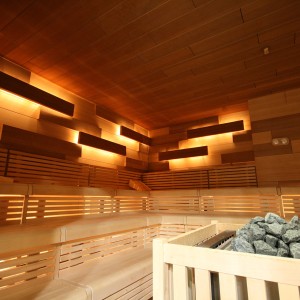 foto sauna fińska piec drewno oświetlenie pośrednie zakład budowlany planowanie budowy wellness spa sauna elementy projektu monachium ogień i lód wellness spa group gmbh