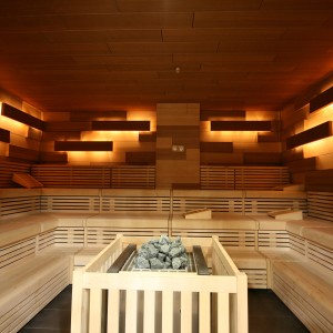 foto sauna fińska piec drewno oświetlenie pośrednie zakład budowlany planowanie budowy wellness spa sauna elementy projektu monachium ogień i lód wellness spa group gmbh