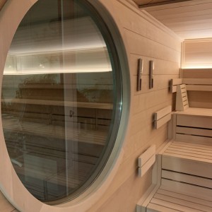 bild6 sauna window round lighting bench slats wooden panels bench construction facility wellness indoor pool heslach stuttgart fire ice sauna group