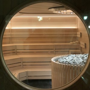 bild7 ventana de sauna banco de iluminación redondo listones paneles de madera instalación de construcción de banco bienestar piscina cubierta heslach stuttgart fire ice sauna group