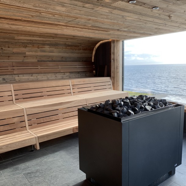 image sauna poêle kw banc lattes panneau de bois profil fenêtre en bois installation installation de construction bien-être temps de la mer piscine à vagues u spa buesum feu glace sauna groupe