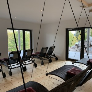 photo salle de relaxation spa bien-être chaises longues balançoires construction d&#39;usines planification d&#39;usines meubles de spa de bien-être chaises longues projet de sauna tannenhof hôtel feldberg feu et glace bien-être spa groupe gmbh