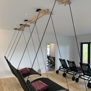 photo salle de relaxation spa bien-être chaises longues balançoires construction d&#39;usines planification d&#39;usines meubles de spa de bien-être chaises longues projet de sauna tannenhof hôtel feldberg feu et glace bien-être spa groupe gmbh