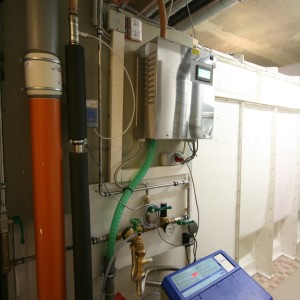 bild9 kontrola systemu technicznego łaźnia parowa akrylowa konstrukcja modułowa biały system budynek wellness witalny hotel jagdhof kirchham ogień sauna lodowa grupa